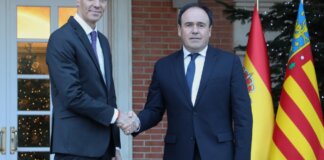 Pedro Sánchez y Juanfran Pérez Llorca se dan la mano en La Moncloa