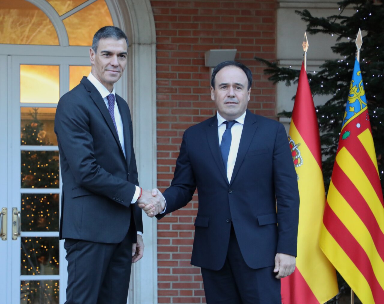 Pedro Sánchez y Juanfran Pérez Llorca se dan la mano en La Moncloa