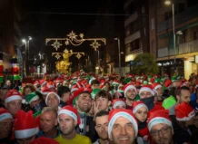 Participantes en la Sant Silvestre Solidària de Torrent con gorros navideños