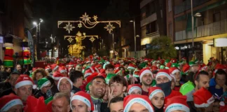Participantes en la Sant Silvestre Solidària de Torrent con gorros navideños