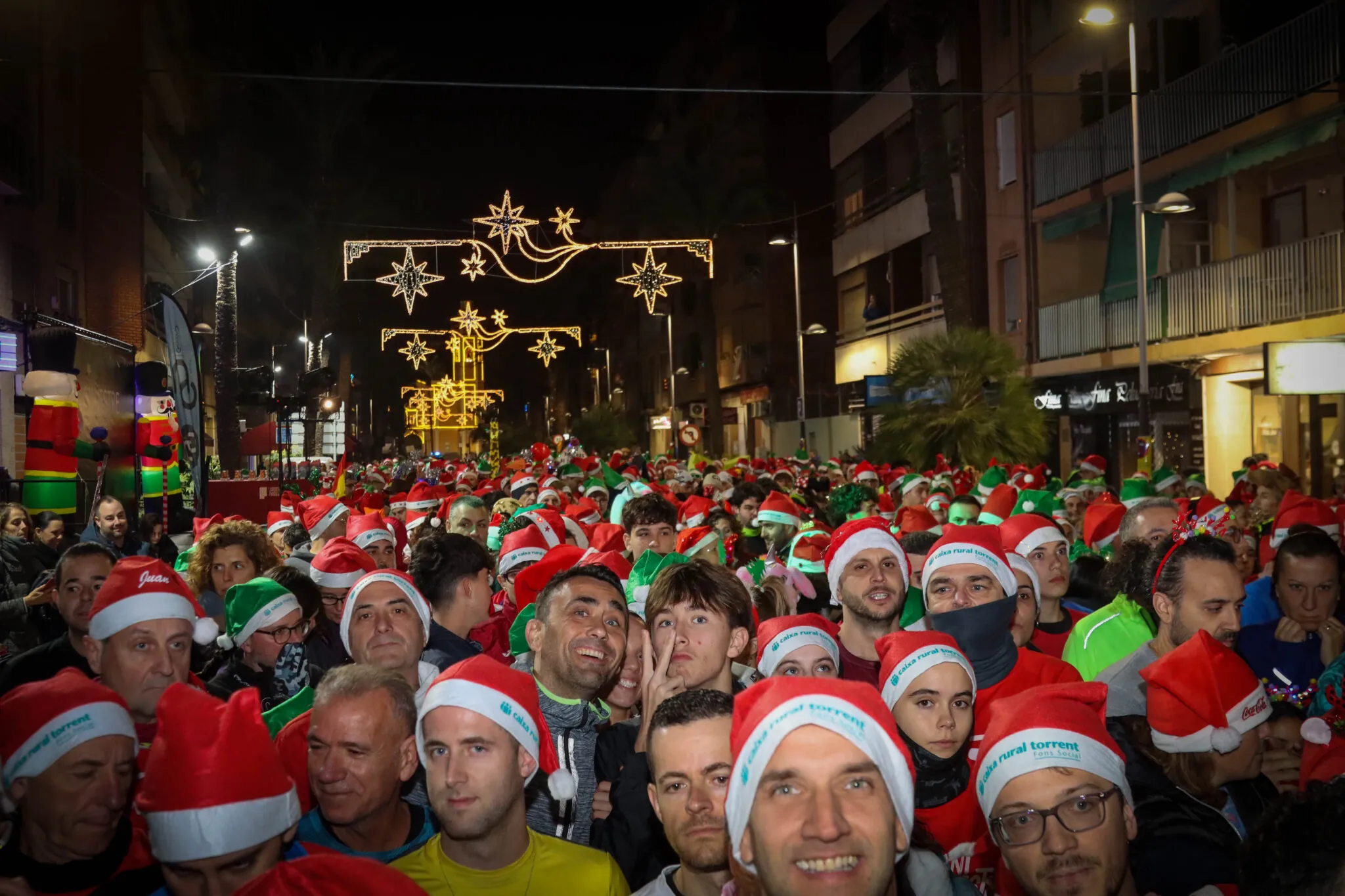 Participantes en la Sant Silvestre Solidària de Torrent con gorros navideños
