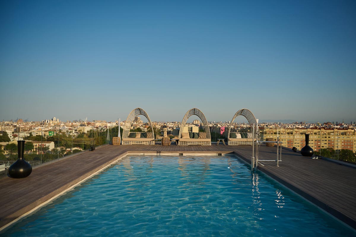 Terraza panorámica del hotel Novotel Valencia con piscina y vistas