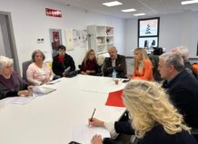 Reunión sobre la soledad no deseada en Valencia con varias personas