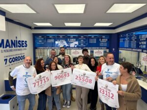 Grupo de personas celebrando premios de la Lotería de Navidad en Manises