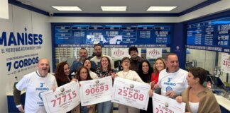 Grupo de personas celebrando premios de la Lotería de Navidad en Manises
