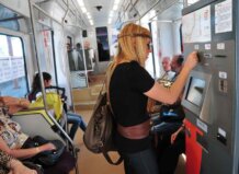 Persona utilizando una máquina expendedora en el transporte público en Alicante