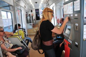 Persona utilizando una máquina expendedora en el transporte público en Alicante