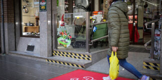 Mujer caminando sobre una alfombra navideña en Torrent