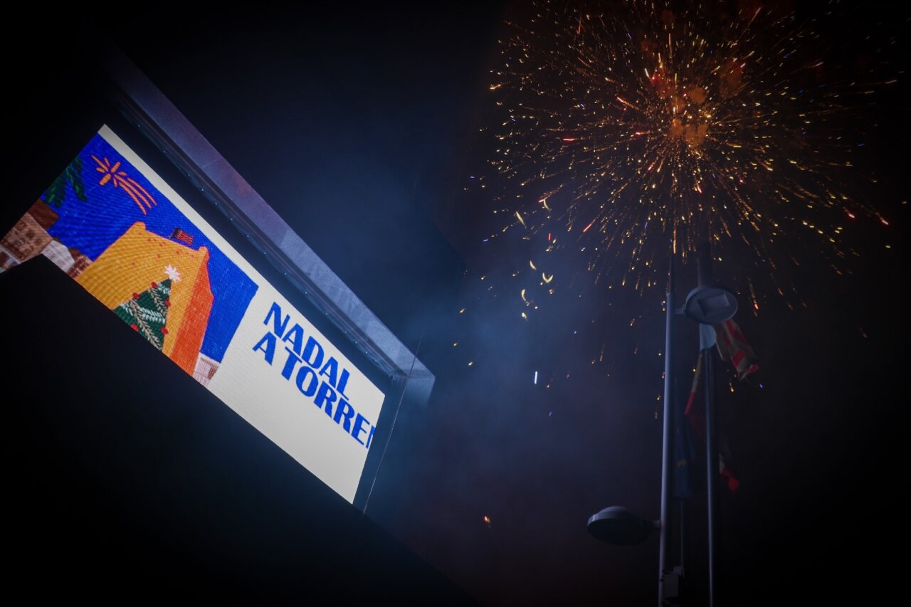 Torrent celebra el encendido navideño con un espectáculo lleno de música y luces.