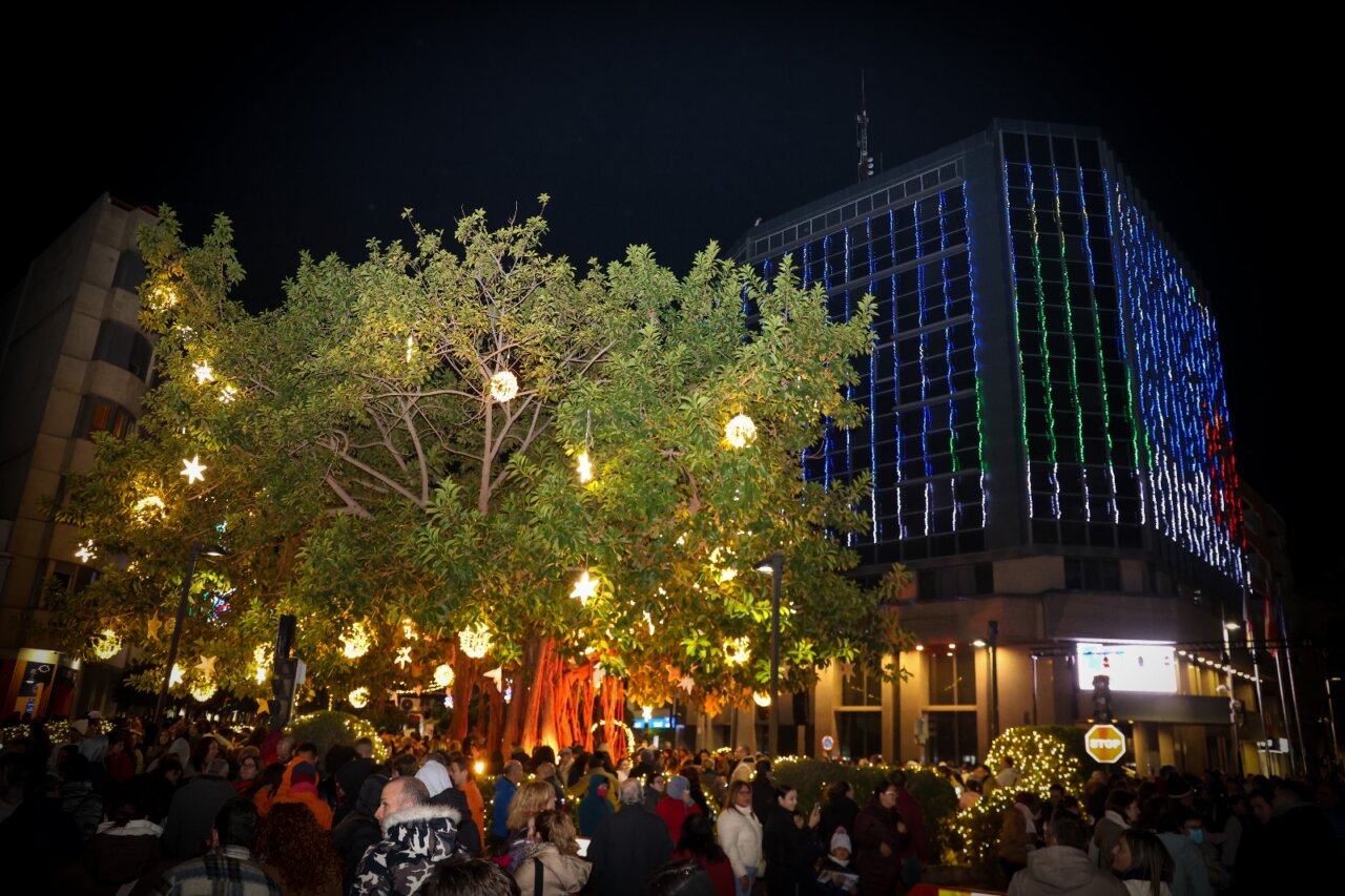 Torrent celebra el encendido navideño con un espectáculo lleno de música y luces.