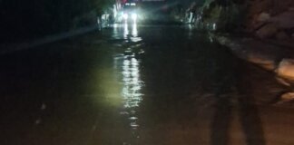 La Policía Local mantiene cerrados varios pasos inundables en Torrent debido a la creciente agua en los barrancos.