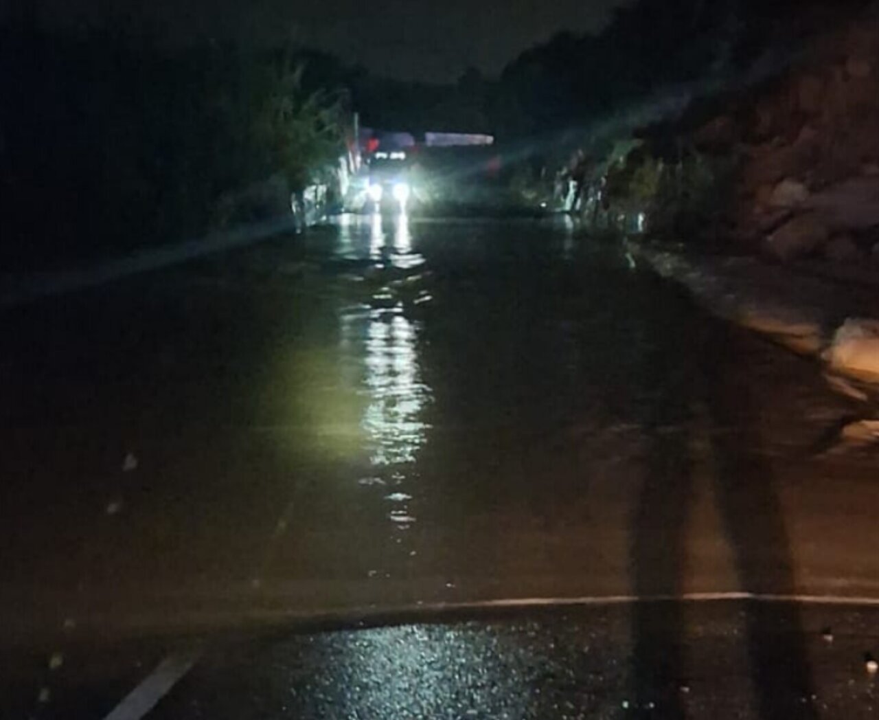 La Policía Local mantiene cerrados varios pasos inundables en Torrent debido a la creciente agua en los barrancos.