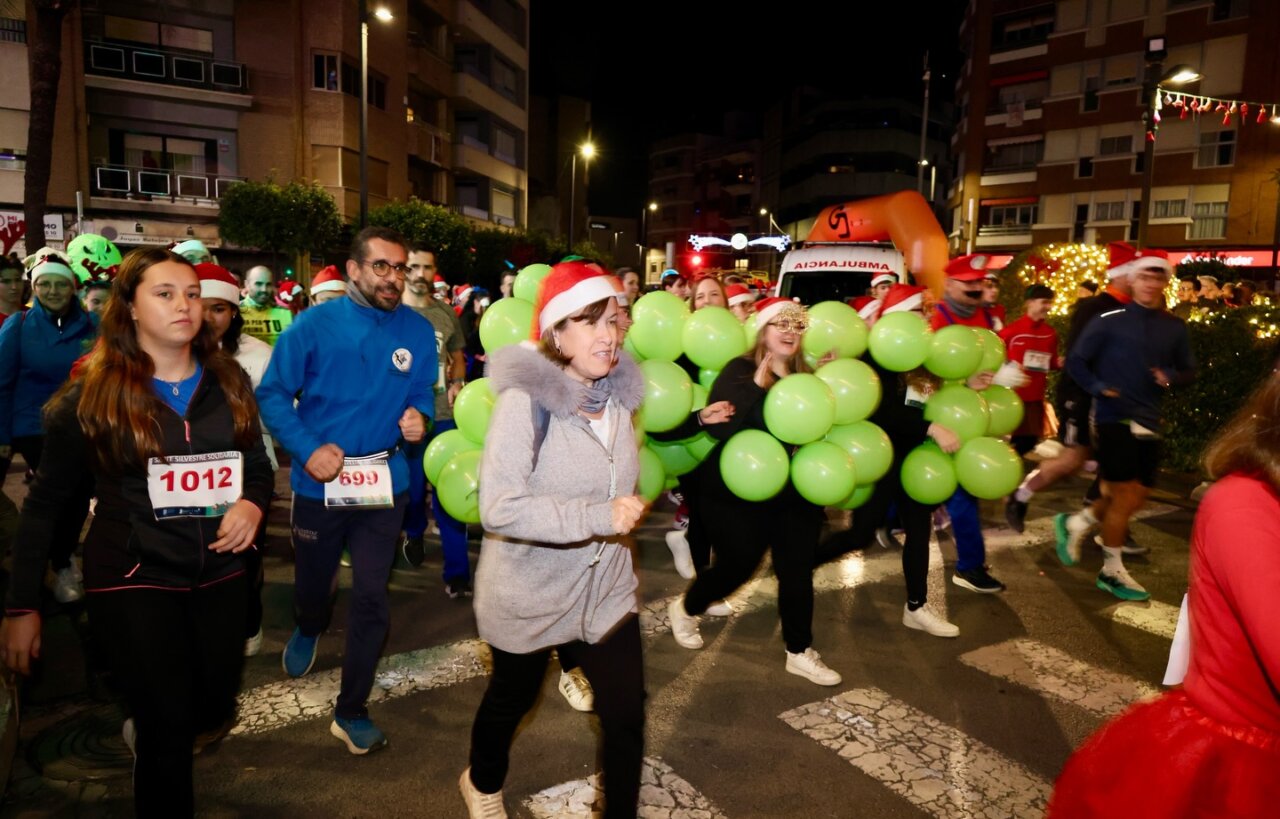 Más de 1.300 personas participaron en la San Silvestre Solidaria de Torrent, celebrando el fin de año con alegría y deporte.