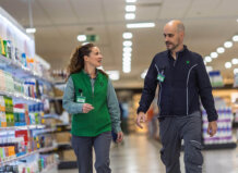 110.000 trabajadores de Mercadona tendrán una semana más de vacaciones y una gratificación extraordinaria de una mensualidad en 2026 Dos trabajadores de Mercadona conversando en un supermercado