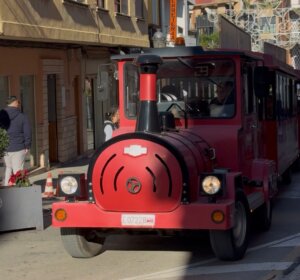 Tren de la Navidad circulando por las calles de Paterna