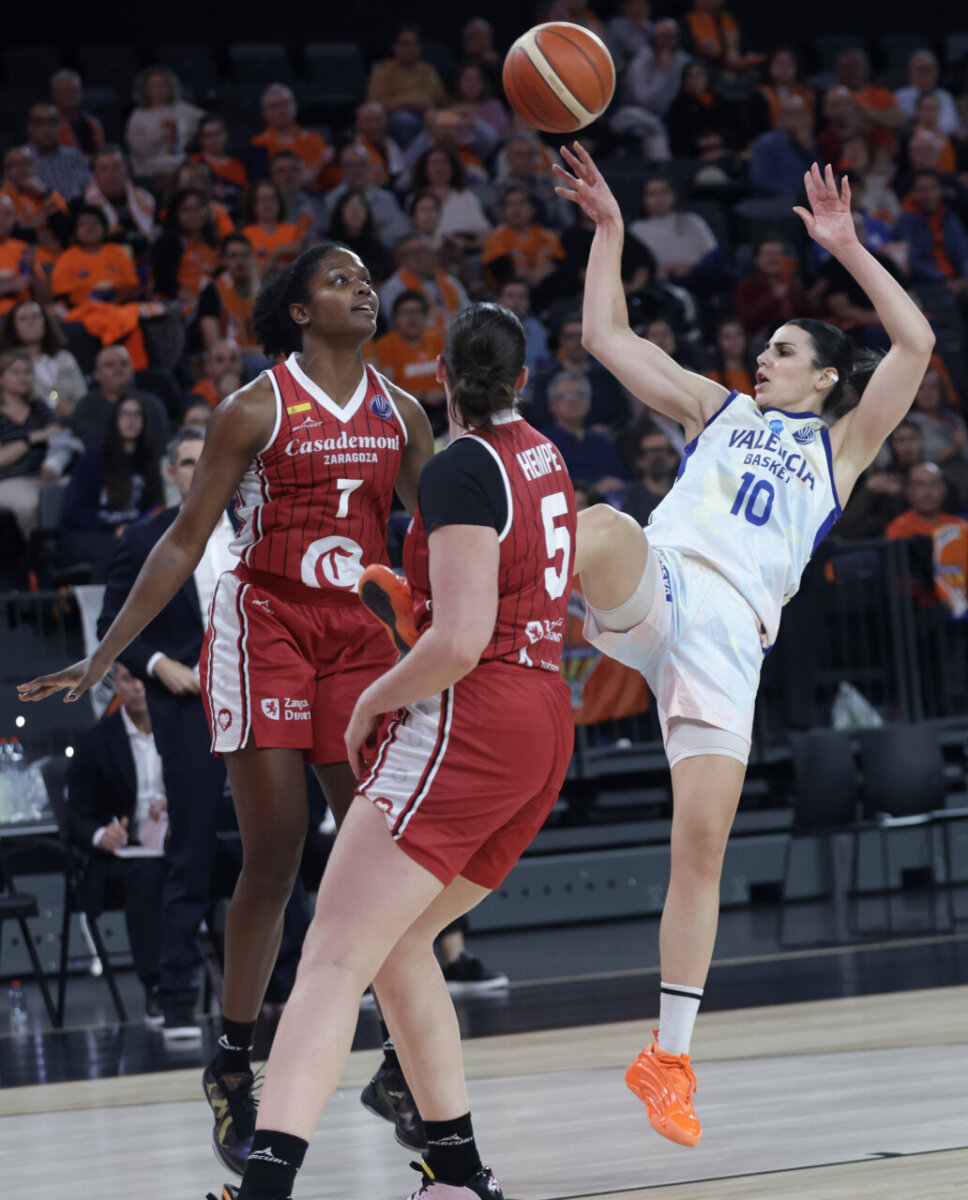 Jugadoras de Casademont Zaragoza y Valencia Basket en acción durante un partido.