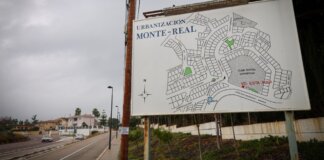 Cartel informativo de la urbanización Monte Real en Torrent