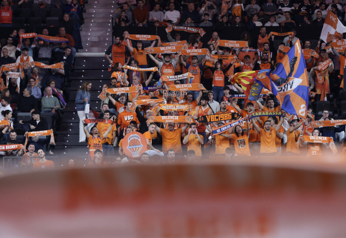 Aficionados de Valencia Basket animando en el Roig Arena