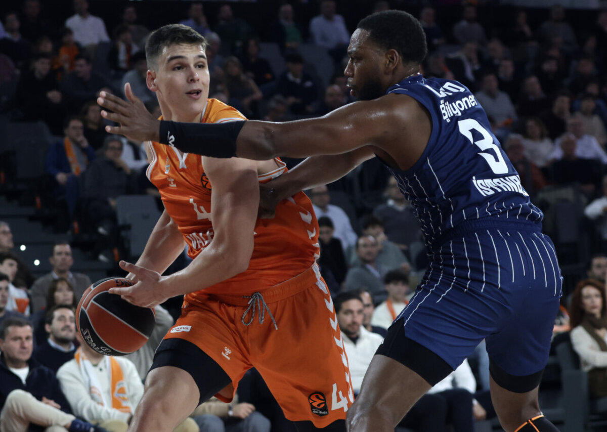 Jugadores de Valencia Basket y Anadolu Efes compiten en el Roig Arena.