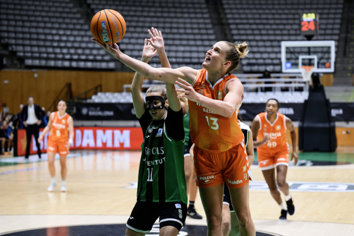 Jugadora de Valencia Basket lanzando a canasta en partido contra Badalona