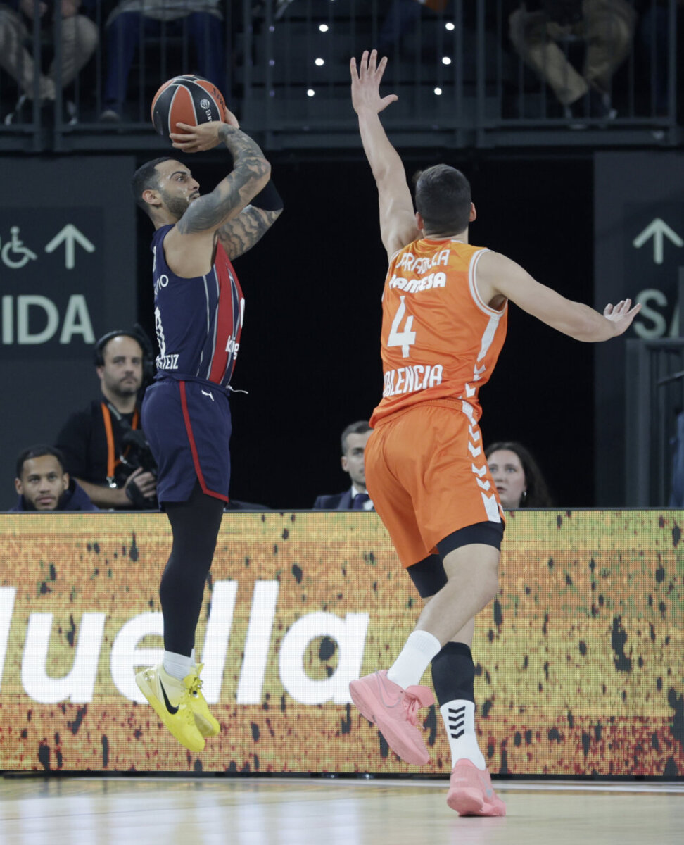 Jugador de Valencia Basket lanzando a canasta durante un partido contra Baskonia