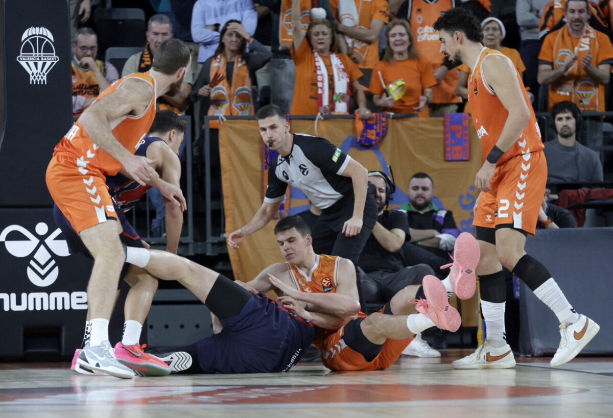 Jugadores de Valencia Basket y Baskonia en una jugada intensa durante el partido