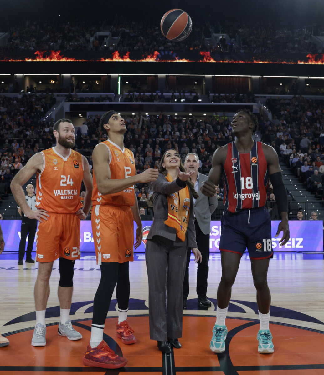 Jugadores de Valencia Basket y Baskonia durante el saque de honor en EuroLeague