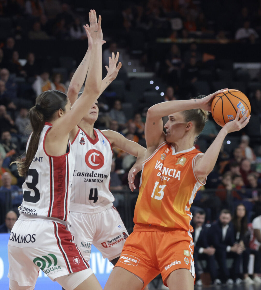 Jugadora del Valencia Basket intentando anotar contra Casademont Zaragoza