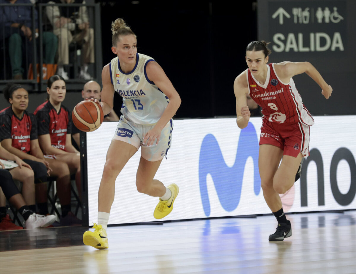 Jugadora de Valencia Basket driblando el balón durante un partido