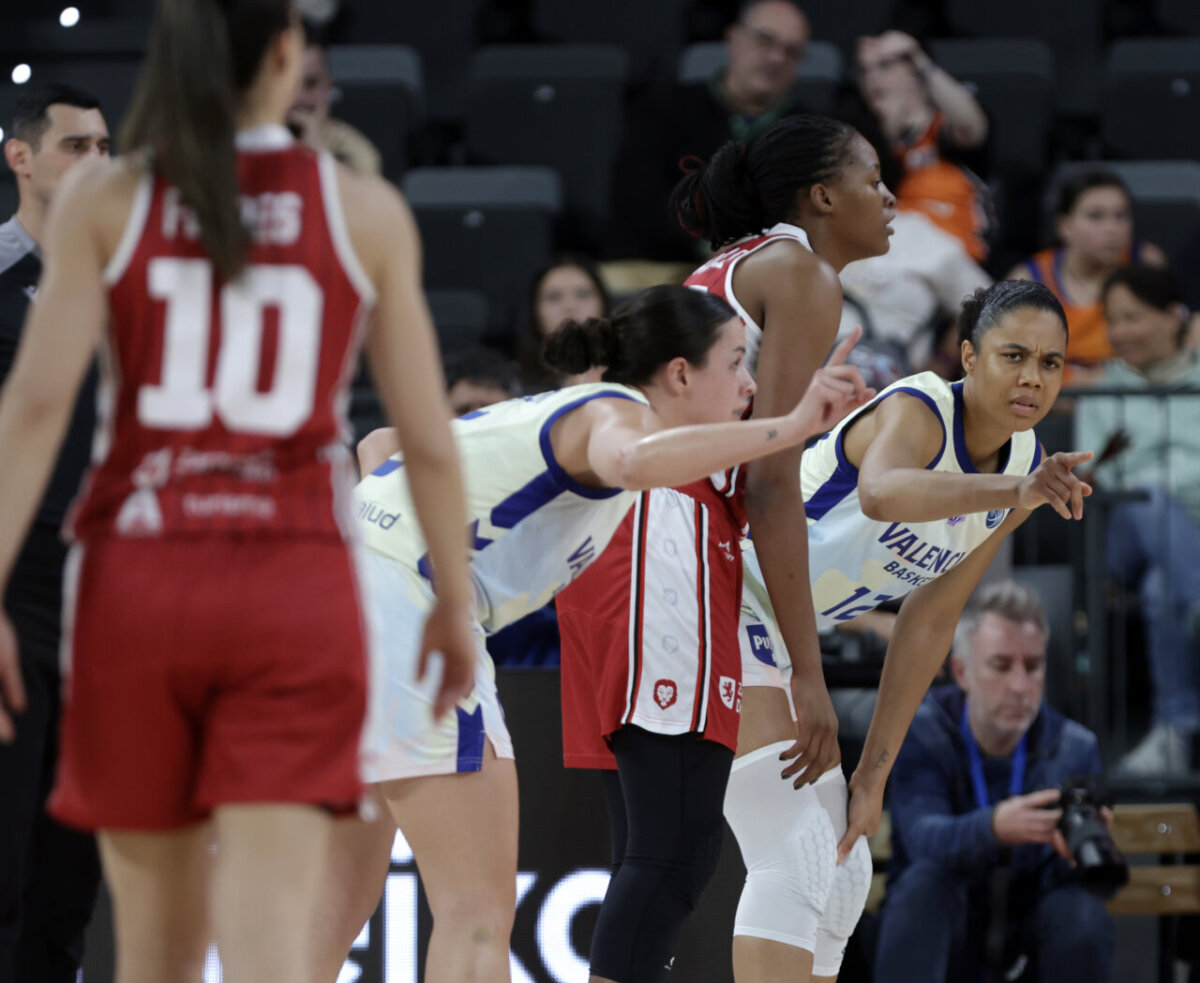 Jugadoras de Valencia Basket y Casademont Zaragoza en acción durante un partido.