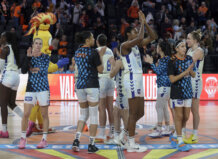 Valencia Basket. Del 61-42 al 63-70: cuando los números cuentan una tragedia Jugadoras de Valencia Basket celebrando en el Roig Arena.