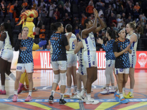 Jugadoras de Valencia Basket celebrando en el Roig Arena.
