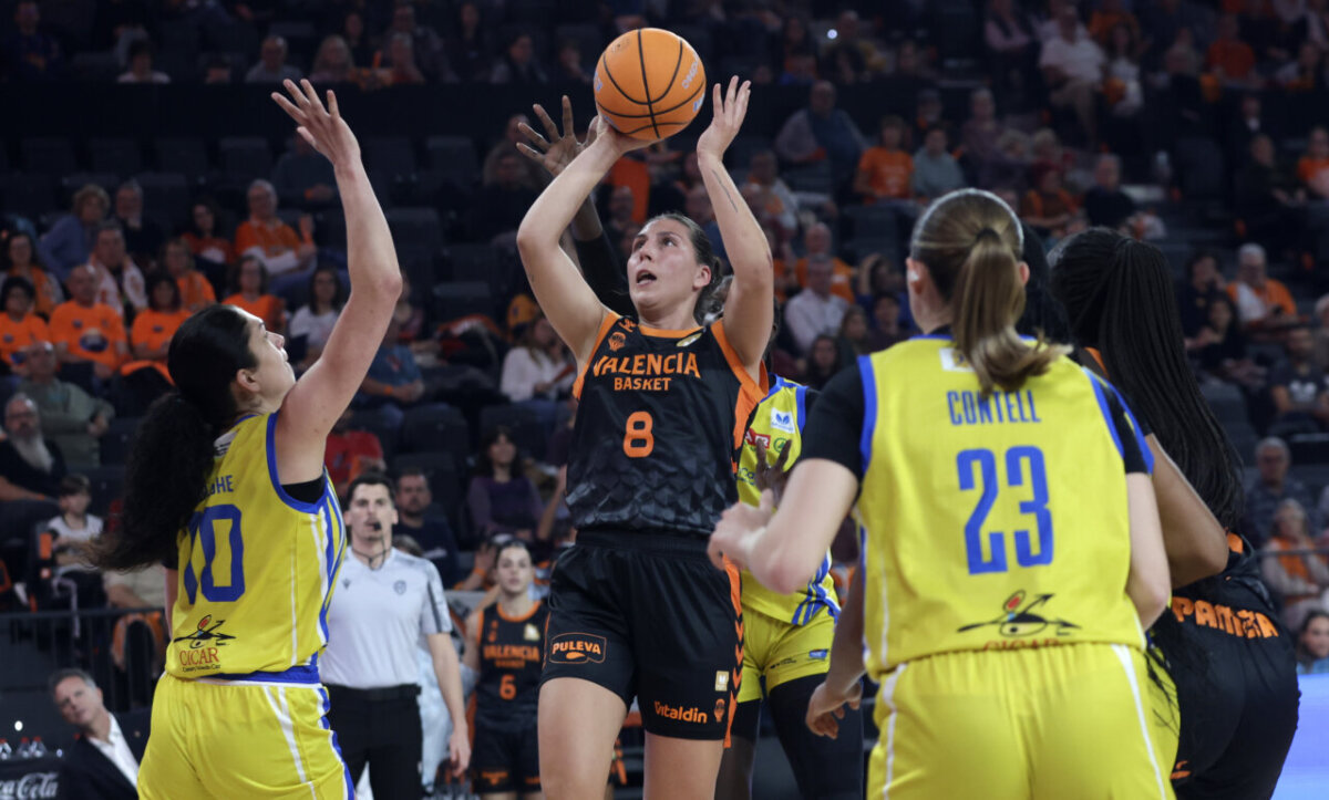 Jugadora de Valencia Basket lanzando a canasta durante un partido.