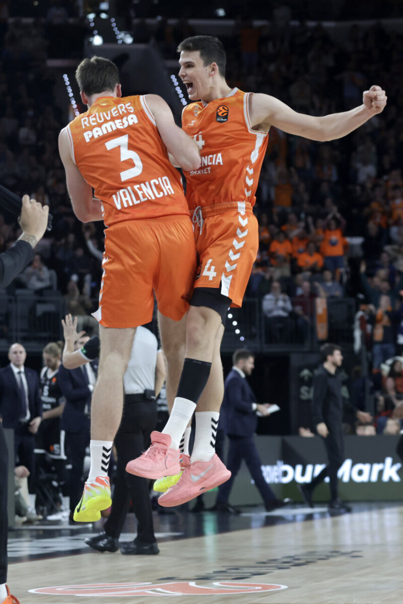 Jugadores de Valencia Basket celebrando una victoria en la EuroLeague