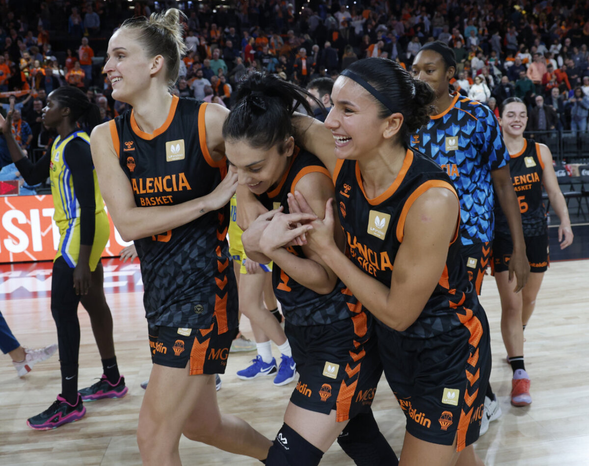 Jugadoras de Valencia Basket celebrando una victoria en el Roig Arena