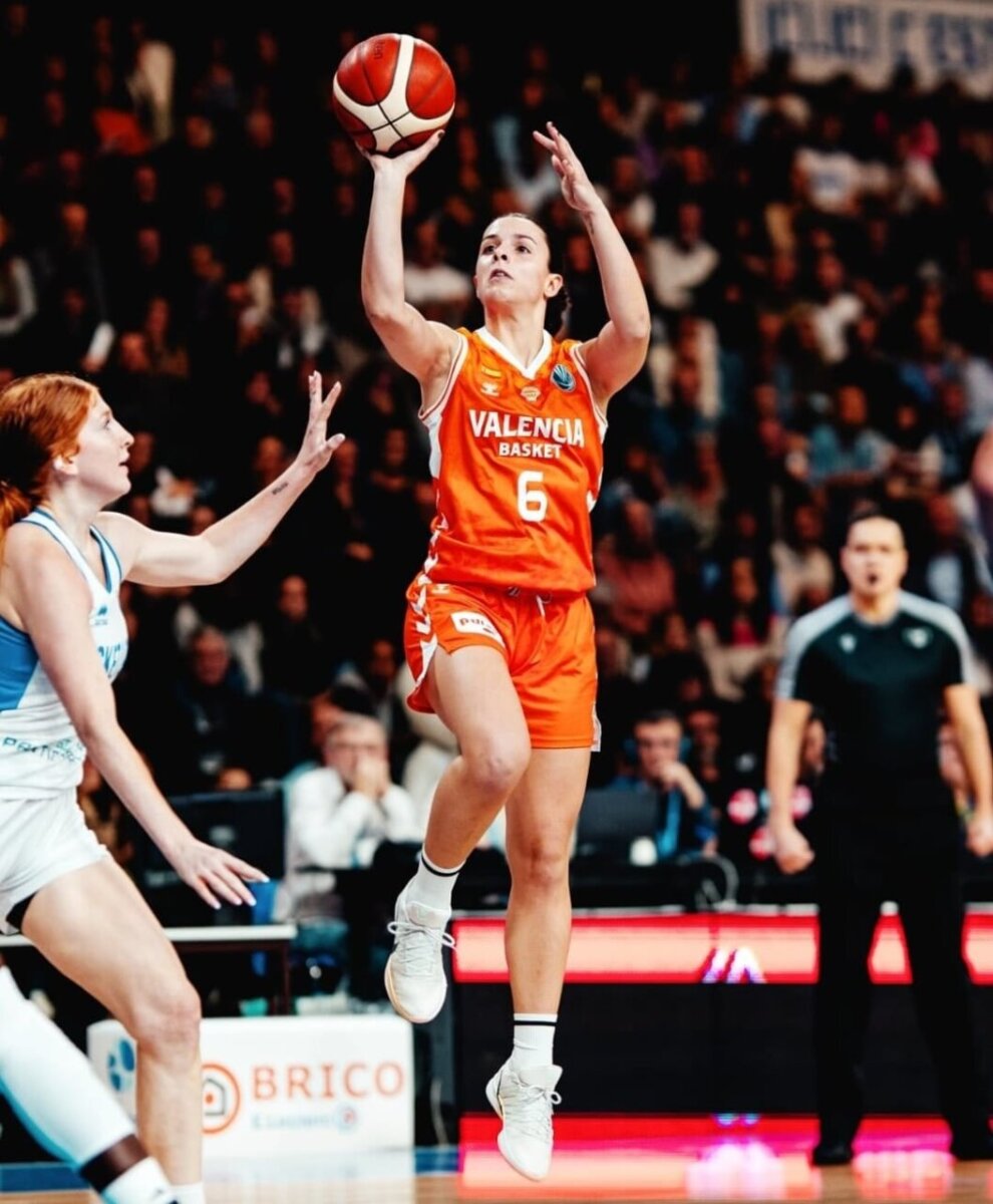 Jugadora de Valencia Basket lanzando a canasta durante un partido.