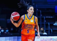 Cristina Ouviña entrenando con el balón en el Valencia Basket.