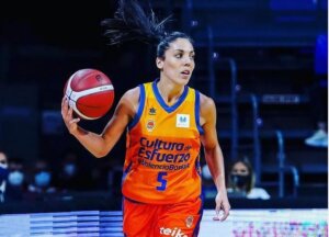 Cristina Ouviña entrenando con el balón en el Valencia Basket.
