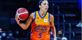 Cristina Ouviña entrenando con el balón en el Valencia Basket.