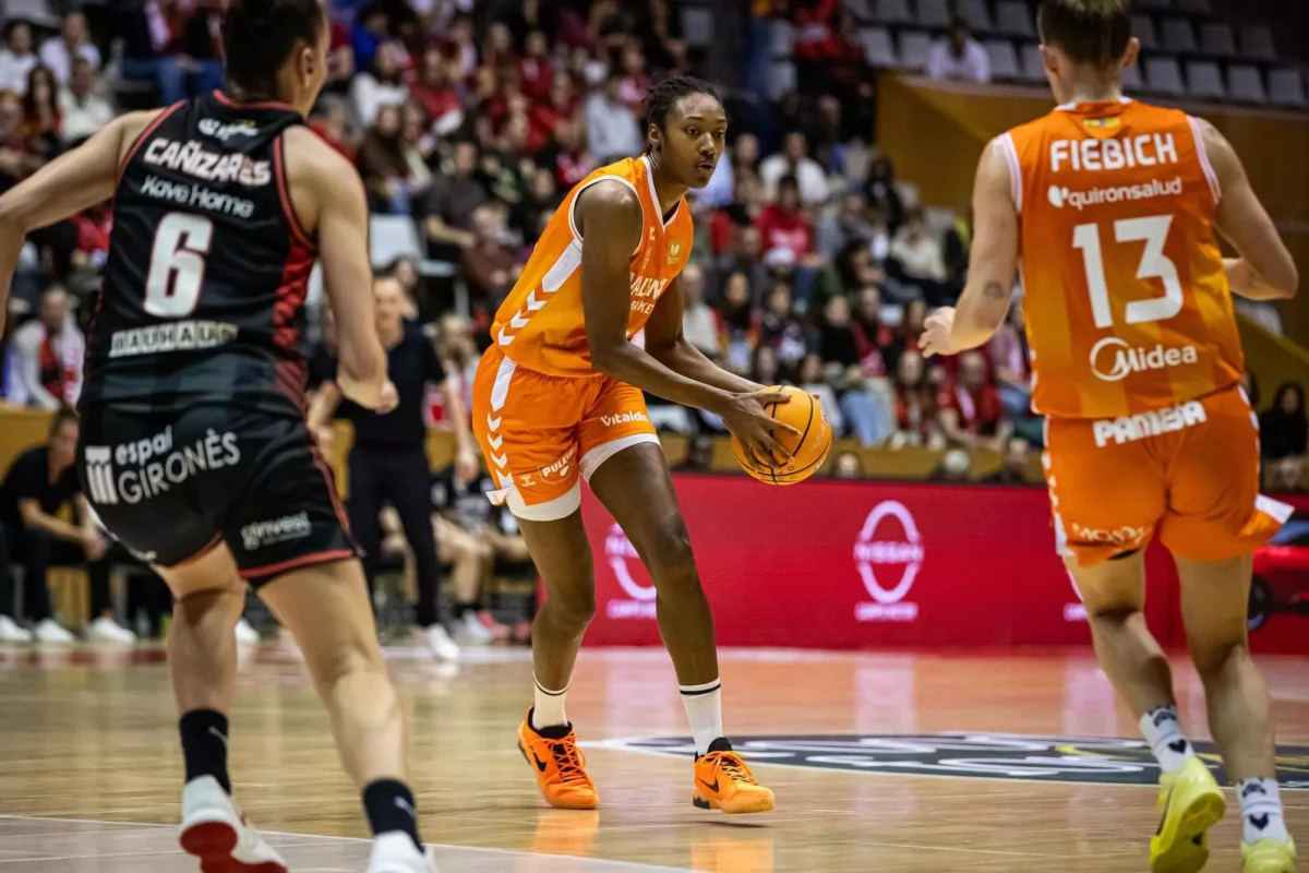Jugadora de Valencia Basket con balón durante el partido contra Girona