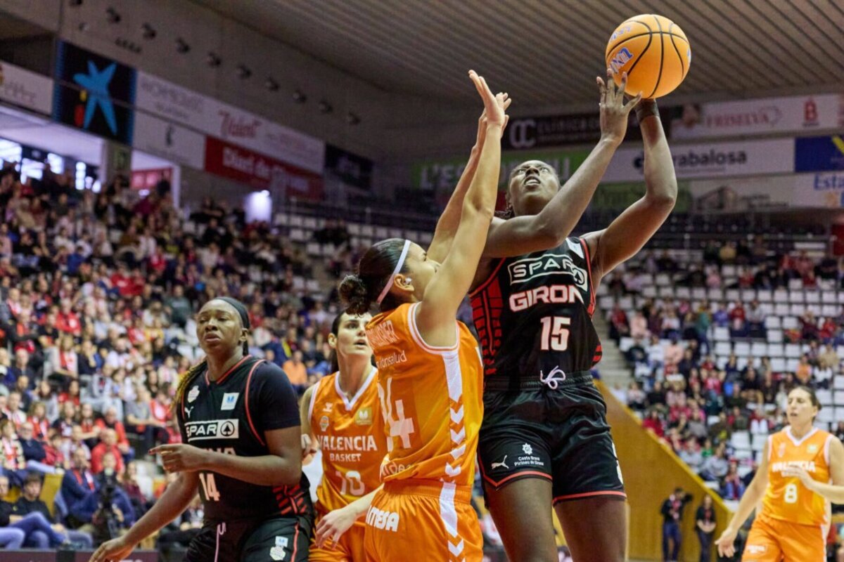 Jugadoras de Valencia Basket y SPAR Girona compiten en un partido de baloncesto