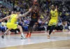 Valencia Basket paga su desacierto exterior y deja escapar el liderato en un final al límite Jugadores de Valencia Basket y Maccabi Rapyd en un partido de baloncesto