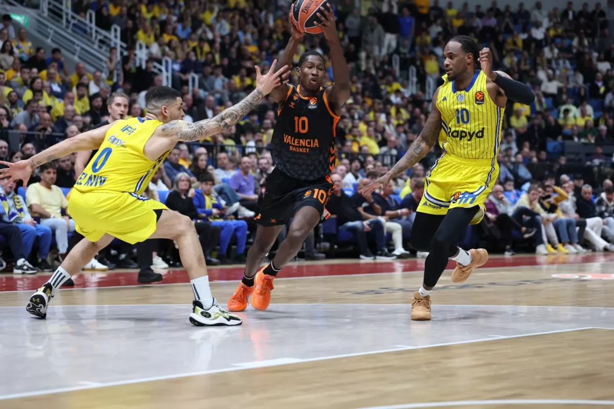 Jugadores de Valencia Basket y Maccabi Rapyd en un partido de baloncesto