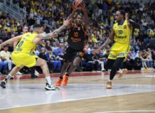 Jugadores de Valencia Basket y Maccabi Rapyd en un partido de baloncesto