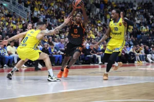 Jugadores de Valencia Basket y Maccabi Rapyd en un partido de baloncesto