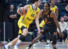 Jugadores de Valencia Basket y Maccabi Rapyd en un partido de baloncesto.