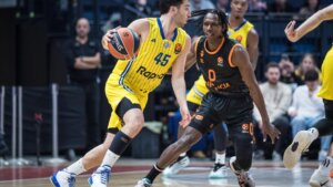 Jugadores de Valencia Basket y Maccabi Rapyd en un partido de baloncesto.