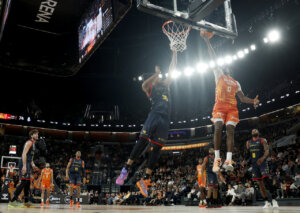 Jugadores de Valencia Basket y MoraBanc Andorra en acción durante un partido emocionante.