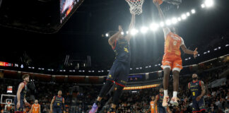 Jugadores de Valencia Basket y MoraBanc Andorra en acción durante un partido emocionante.