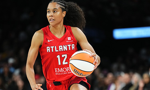 Nia Coffey jugando baloncesto con el equipo de Atlanta Dream